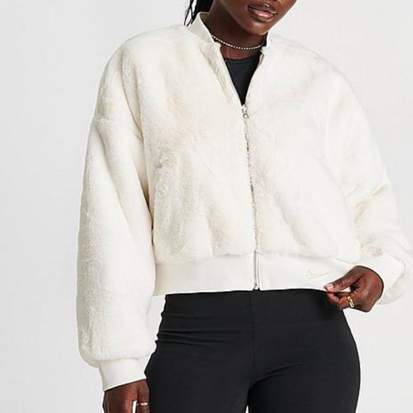 NWT Nike Oversized, 2-in-1 faux fur puffer with gloss finish on reverse side - Picture 6 of 16